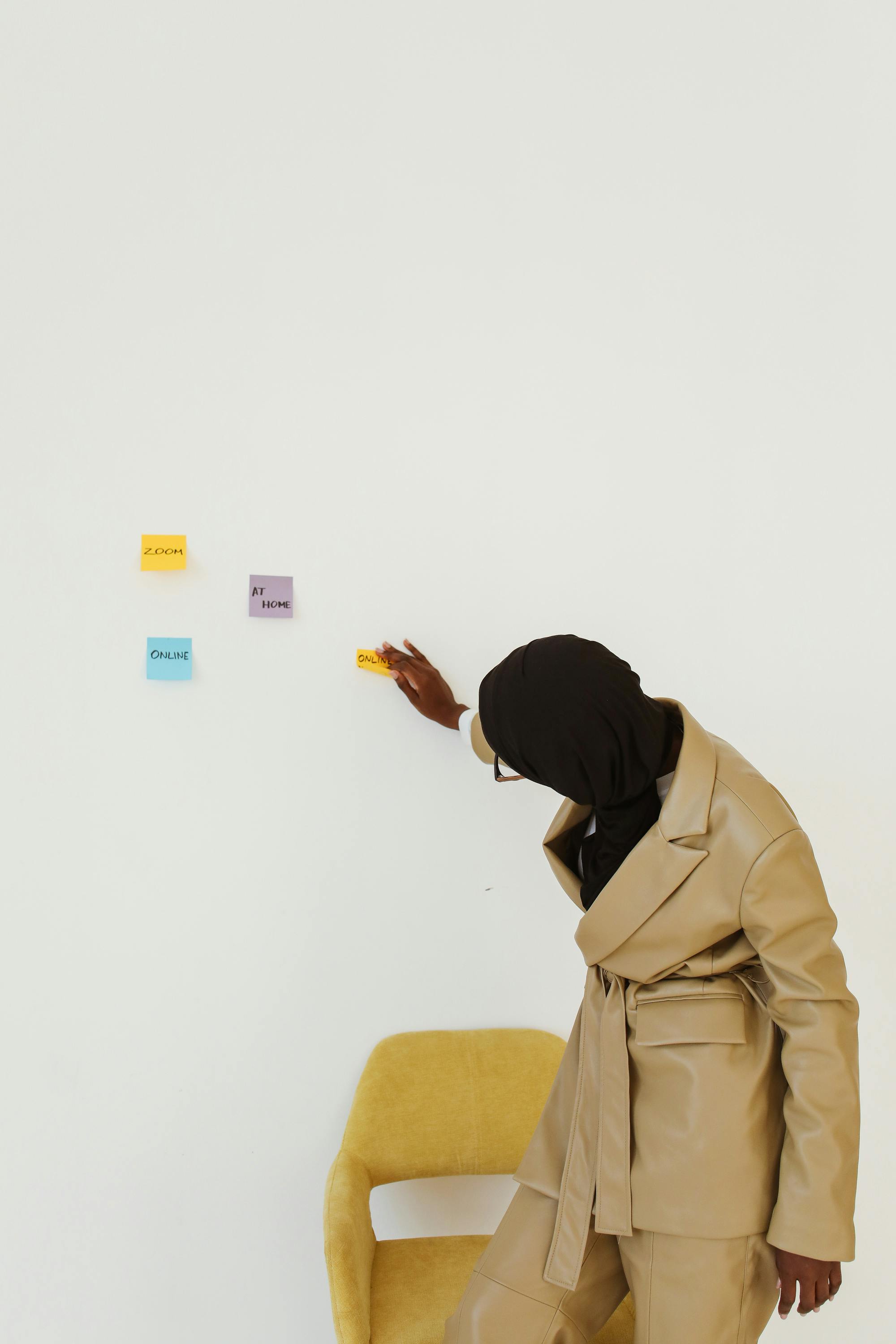 343. Gaya Hijab Chic untuk Daily Office Look