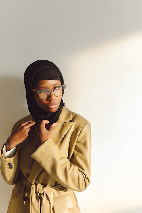 Foto stok gratis jas, jilbab, kacamata