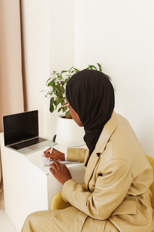 Gratis lagerfoto af bærbar computer, fra siden, hijab