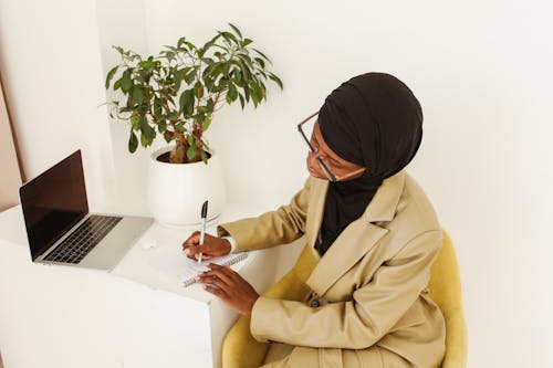 Gratis lagerfoto af bærbar computer, fra siden, hijab