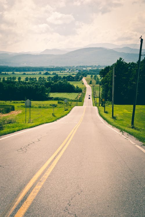 Foto profissional grátis de caminho, direto, dirigindo