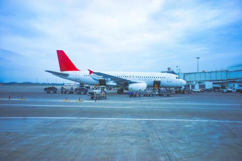 Darmowe zdjęcie z galerii z czerwony, lot, lotnisko