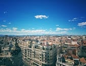 马德里充满活力的城市景观在晴朗的蓝天下令人叹为观止