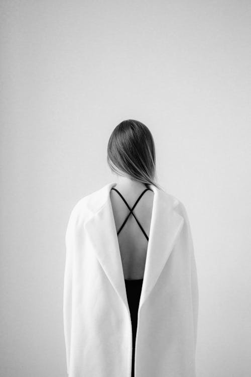 Immagine gratuita di bianco e nero, cappotto bianco, donna