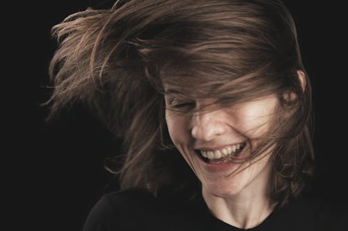 Безкоштовне стокове фото на тему «впритул, жінка, змах волоссям»