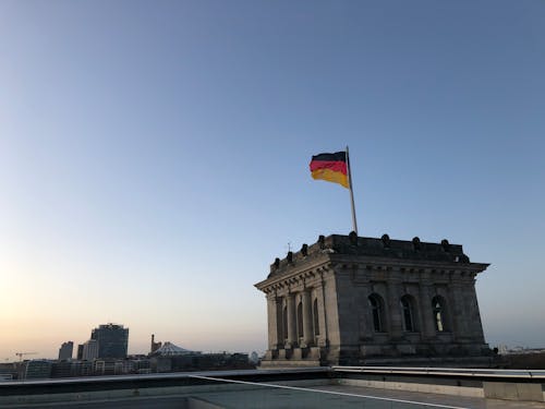 Бесплатное стоковое фото с здание рейхстага, флаг