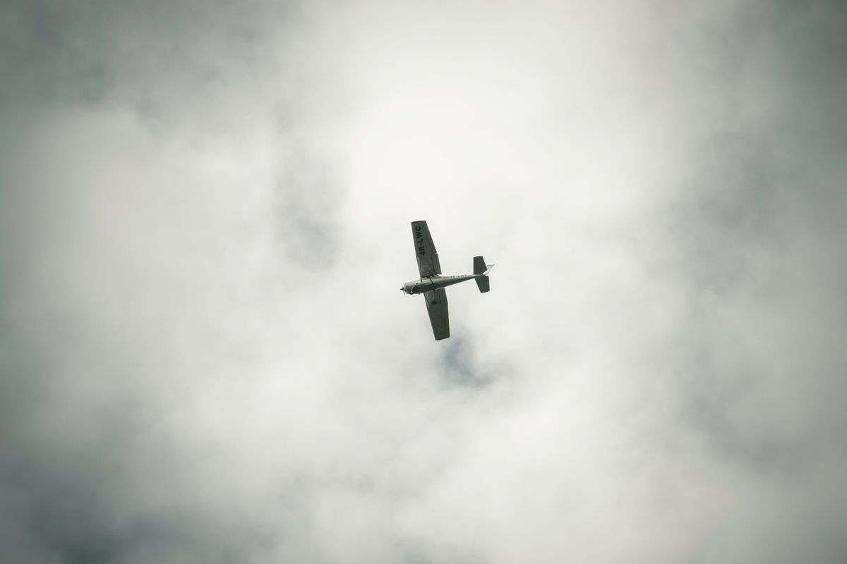 Aviator Türk Oyuncu Tercihleri için gökyüzünde yükselen küçük bir uçak