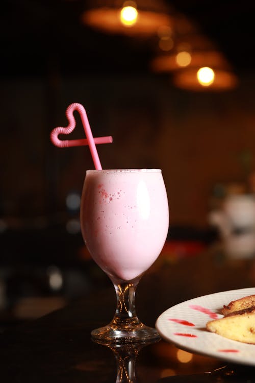 Бесплатное стоковое фото с вертикальный выстрел, вкусный, клубничный молочный коктейль