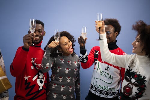 Foto profissional grátis de alegre, amigos, camisola de natal