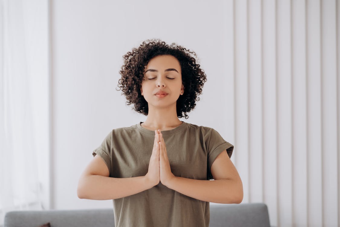 Free Woman in Gray Crew Neck T-shirt Doing Yoga Stock Photo