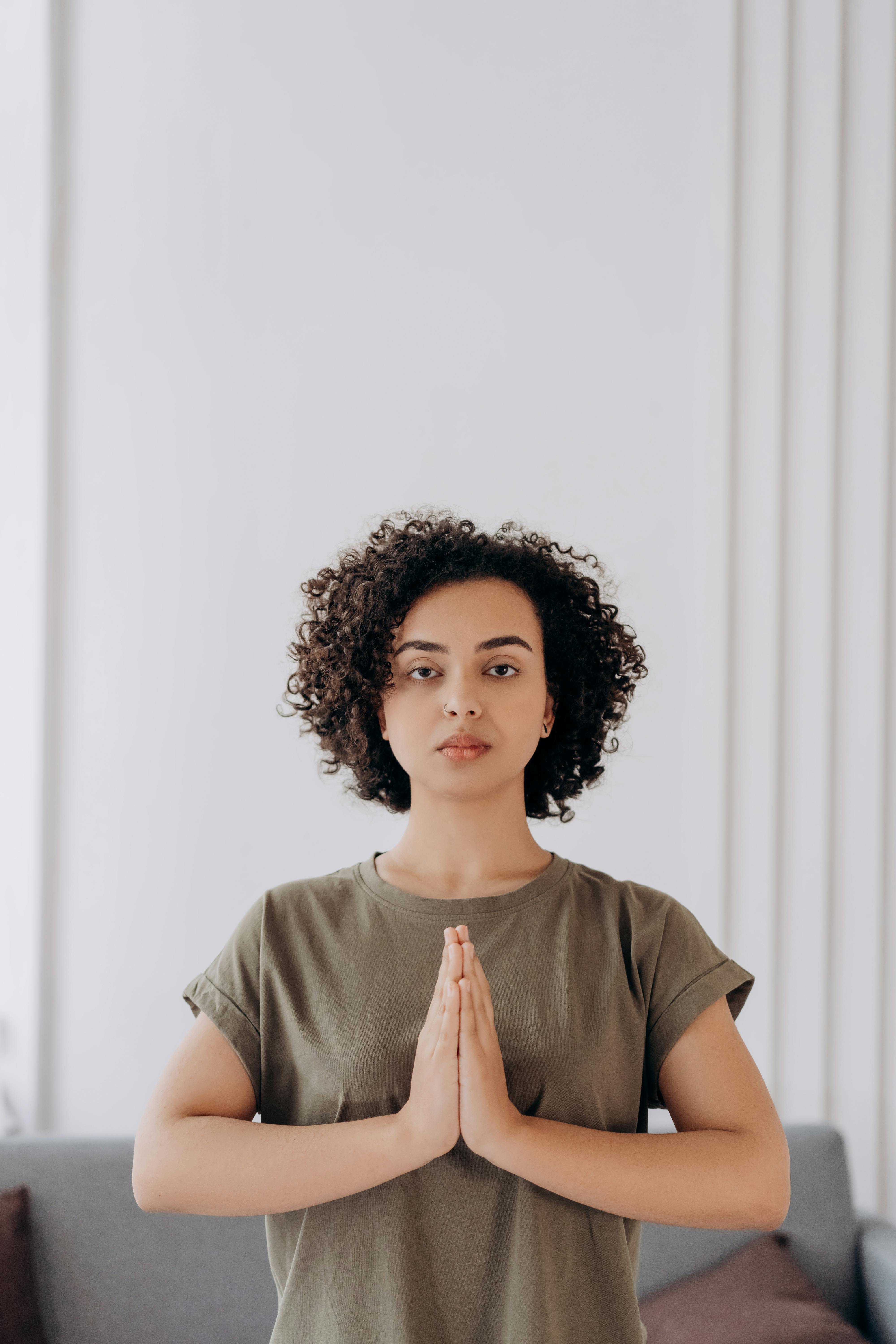 年轻女子在室内冥想，促进瑜伽和健康