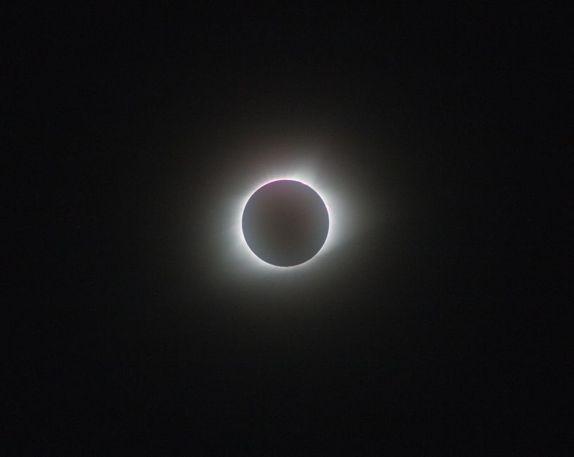 Fotomural Una vista impresionante de un eclipse solar total, mostrando la corona del sol.