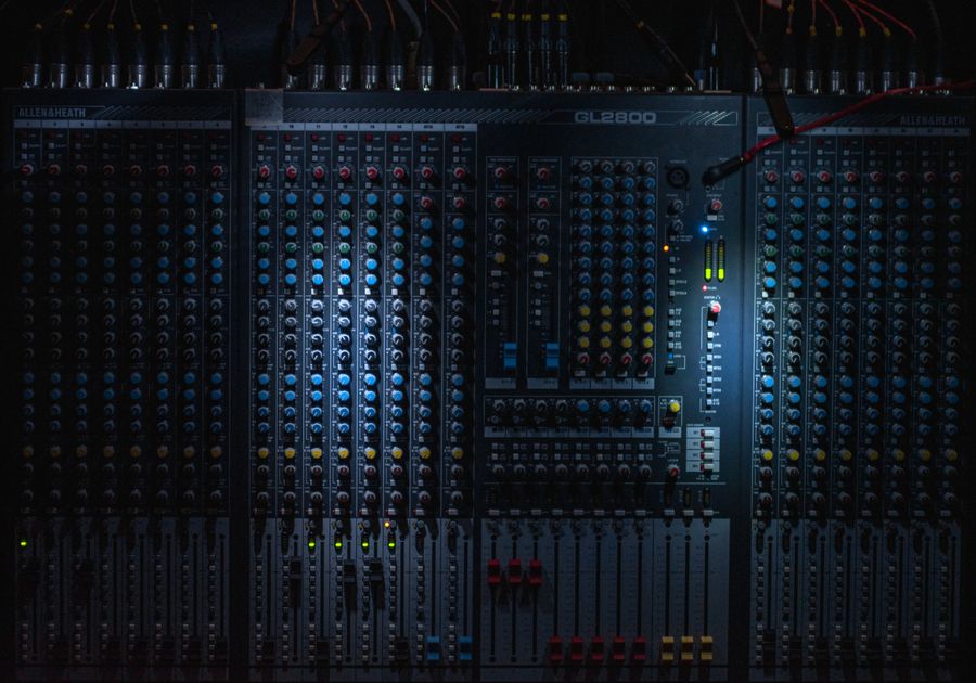 Console de mixage professionnelle en régie
