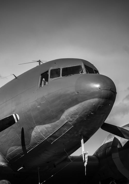 Immagine gratuita di aeroplano, inquadratura dal basso, monocromatico