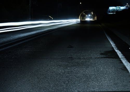 무료 밤 시간 동안 회색 콘크리트 도로 스톡 사진