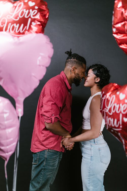 bezplatná Základová fotografie zdarma na téma afro-americký pár, balóny, buď můj valentýn Základová fotografie