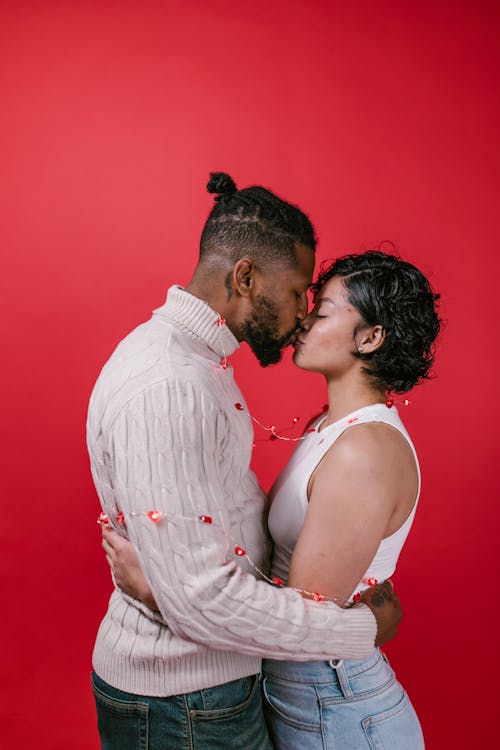 Gratis lagerfoto af afrikansk amerikansk par, ansigt til ansigt, der er kærlighed i luften Lagerfoto