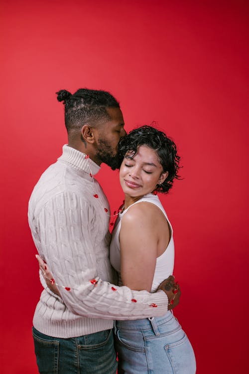 Fotobanka s bezplatnými fotkami na tému afro-americký pár, bozk, bozkávanie
