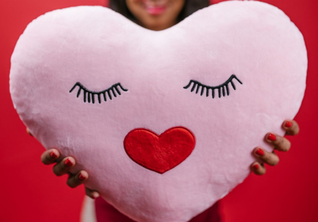 Online dating: starting a conversation on a niche platform