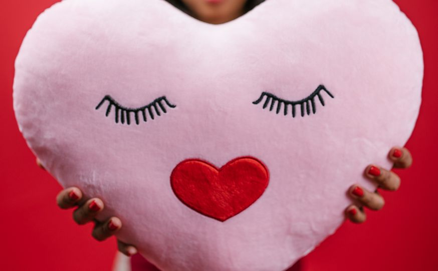 Online dating: starting a conversation on a niche platform