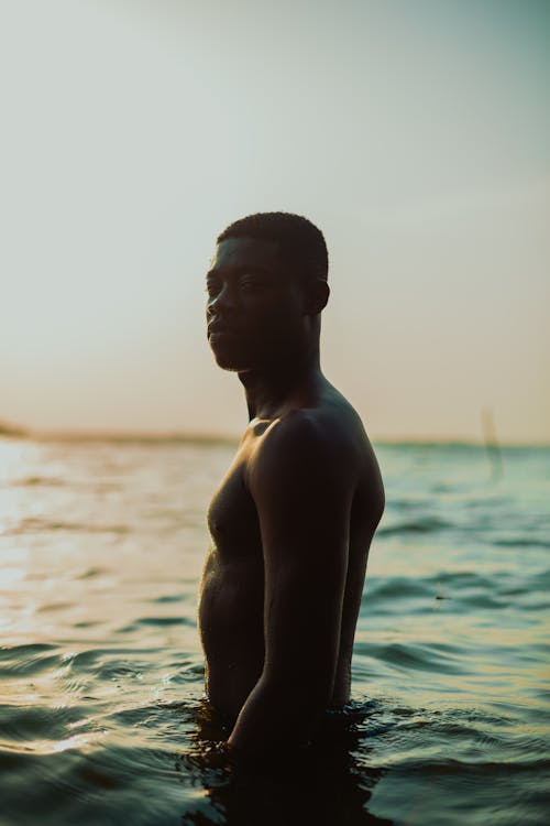 Základová fotografie zdarma na téma africký kluk, aquaphile, bez trička
