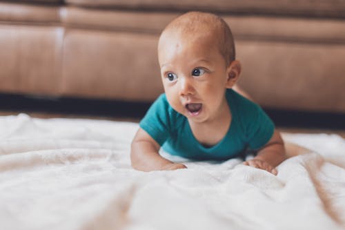 Foto profissional grátis de adorável, alegre, bebê