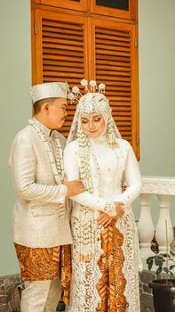 Elegant couple in traditional Indonesian wedding attire in Palimanan. - Fotografer Sidoarjo