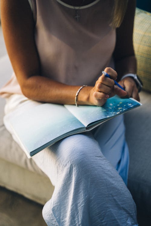 Gratis stockfoto met balpen, benen gekruist, boek