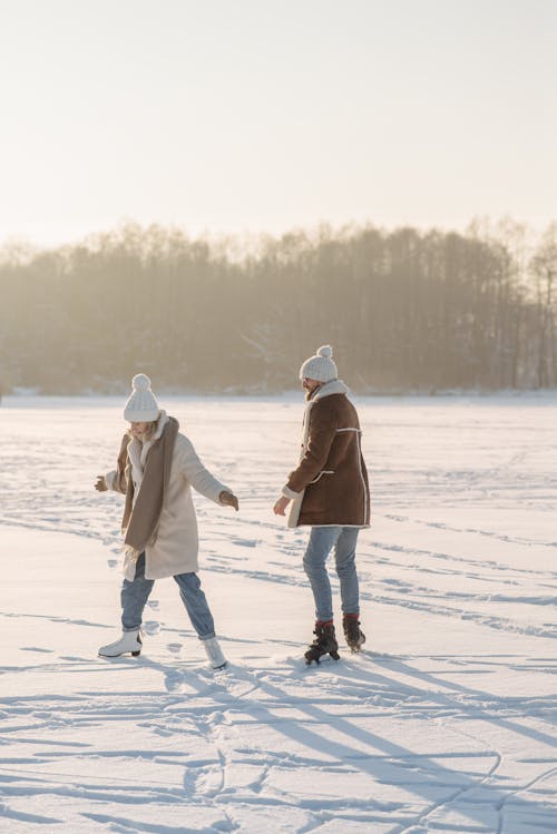 Základová fotografie zdarma na téma bílé kulichy, bruslení na ledě, bundy