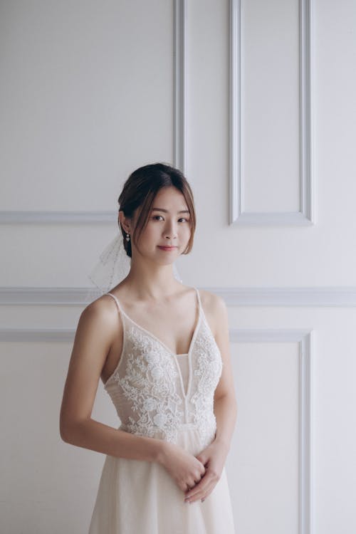 Бесплатное стоковое фото с азиатка, белое платье, вертикальный выстрел