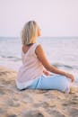 日落时分，一位女士在海滩上练习正念冥想的宁静时刻