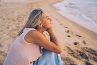 日落时分，一名女子在沙滩上享受孤独的宁静时刻