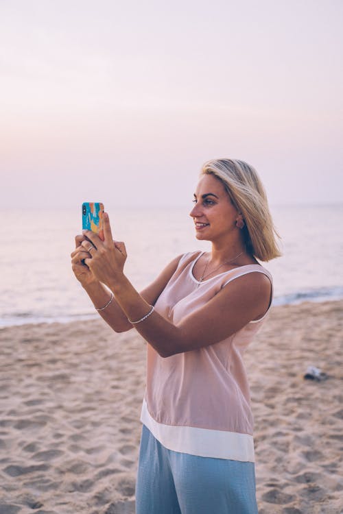 Fotobanka s bezplatnými fotkami na tému 4k tapety, atraktívna žena, bezduchý