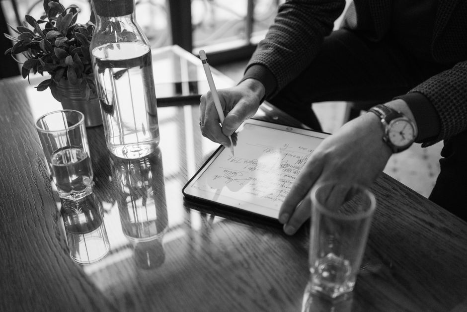 Mesa de comedor con tablet y notas de servicio en España