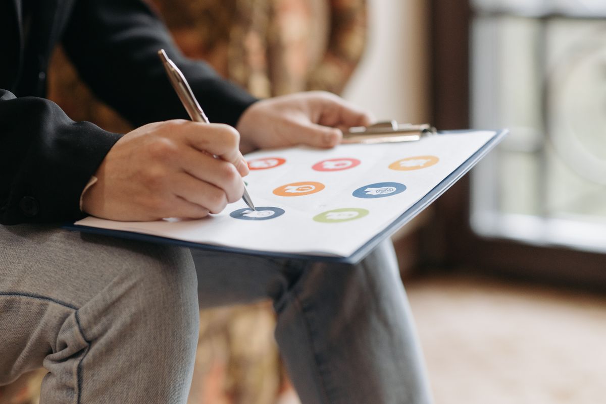 Personne remplissant un formulaire d'évaluation de formation