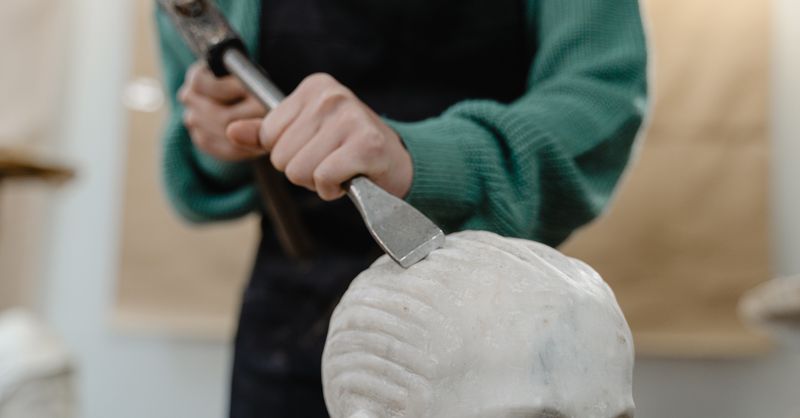 Choisir et restaurer un portrait ancien avant de le faire fixer sur une sépulture