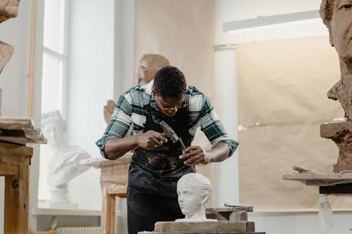 Kostenloses Stock Foto zu afroamerikanischer mann, arbeiten, bildhauer