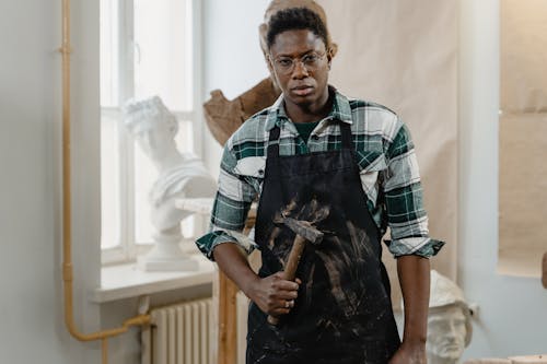 Kostenloses Stock Foto zu afroamerikanischer mann, bildhauer, hammer