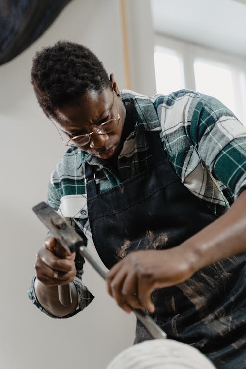 afrikalı amerikalı adam, apron, çekiç içeren Ücretsiz stok fotoğraf