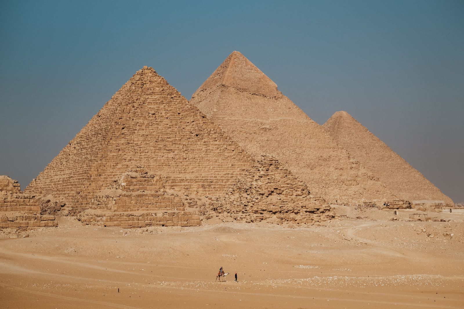Vue rapprochée de la pyramide de Khéops à Gizeh sous lumière chaude, blocs de calcaire visibles, ciel clair