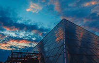 在戏剧性的日落天空下，白俄罗斯维奇布斯克玻璃金字塔结构的景象令人惊叹