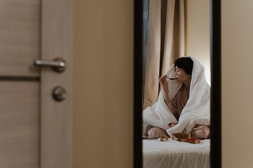 Une Femme Buvant Un Verre De Vin à L'intérieur D'une Chambre