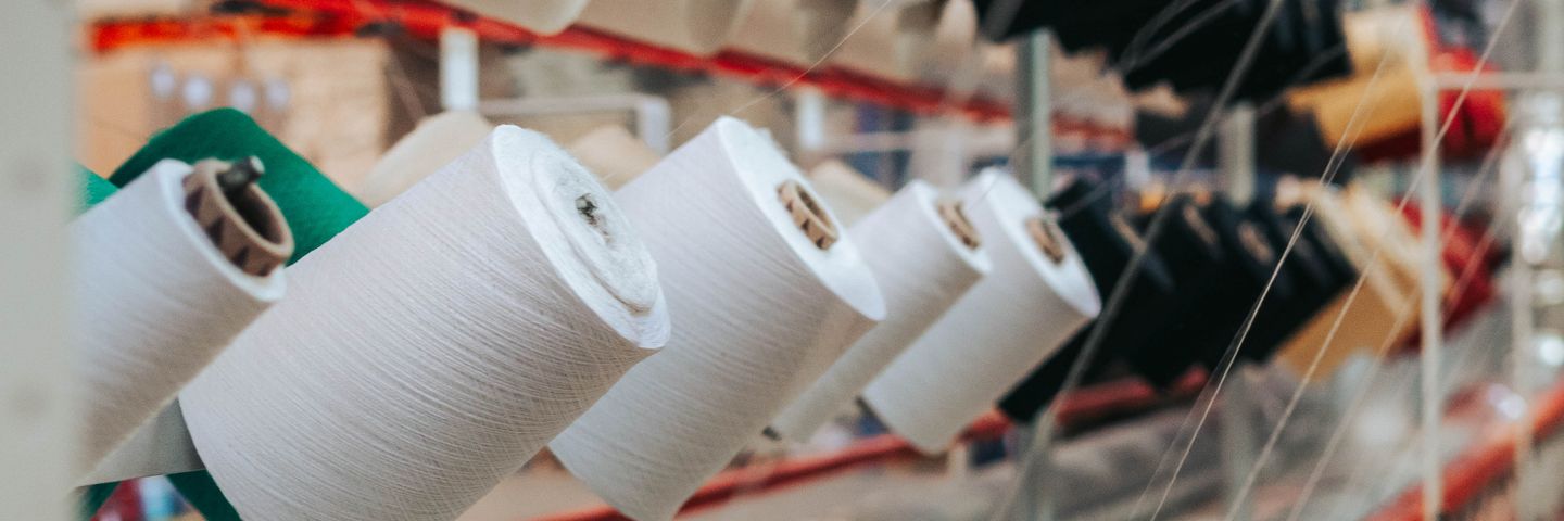 工場の産業用ロボットアームのイメージ写真