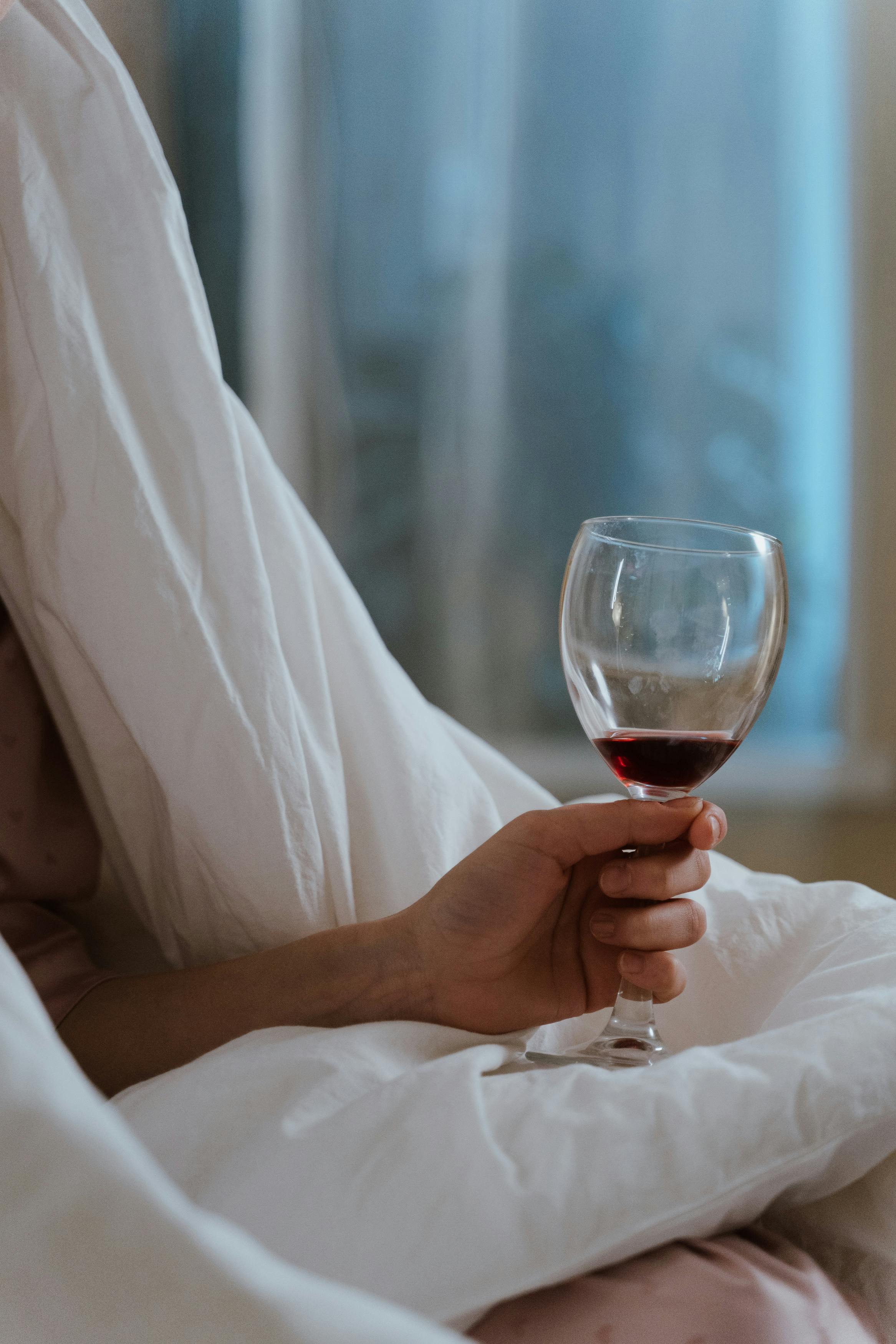 donna lavori con bicchiere di rosso vino e il computer portatile nel bar.  donna utilizzando il computer portatile mentre avendo vino a ristorante.  libero professionista 19038482 Stock Photo su Vecteezy