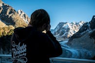 白天，有人拍下了一张令人惊叹的雪山风景照片