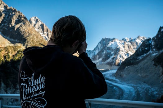 白天，有人拍下了一张令人惊叹的雪山风景照片