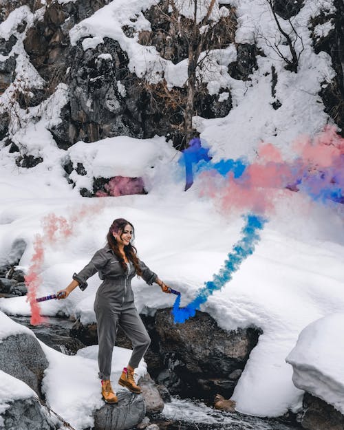 Immagine gratuita di donna, freddo, fumo colorato