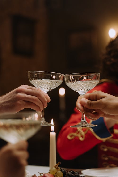 Foto profissional grátis de bebidas, brinde, copos de vinho