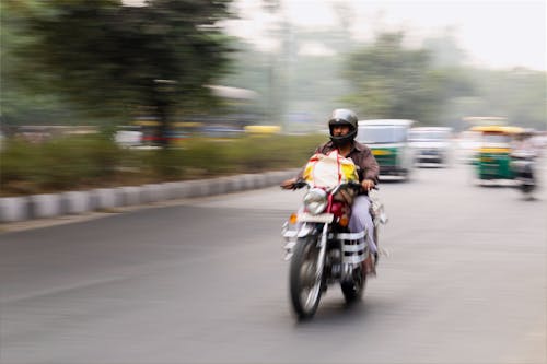 Человек, едущий на мотоцикле