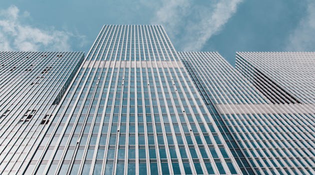 荷兰阿尔米尔现代摩天大楼与晴朗天空的低角度视图